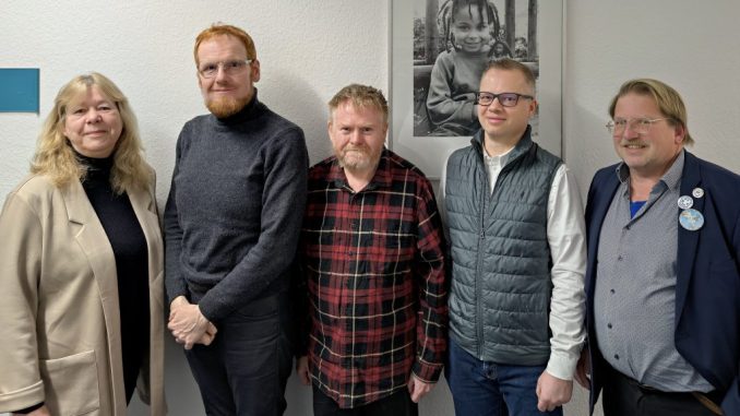 Thomas Küppers (2.v.l.), Andreas Benoit (2.v.r.) und Ingmar Janssen (r.) bilden die Fraktion PIRATEN plus. Gaby Glaser, Hans-Peter Westbeld und Christian Paas (nicht auf dem Bild) unterstützen die Fraktion als sachkundige Bürger. Foto: Fraktion PIRATEN plus