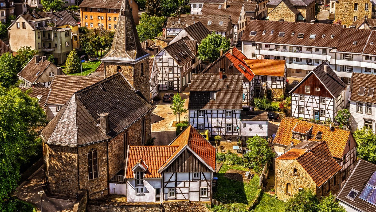 Aufnahme eines Dorfes aus der Vogelperspektive.
